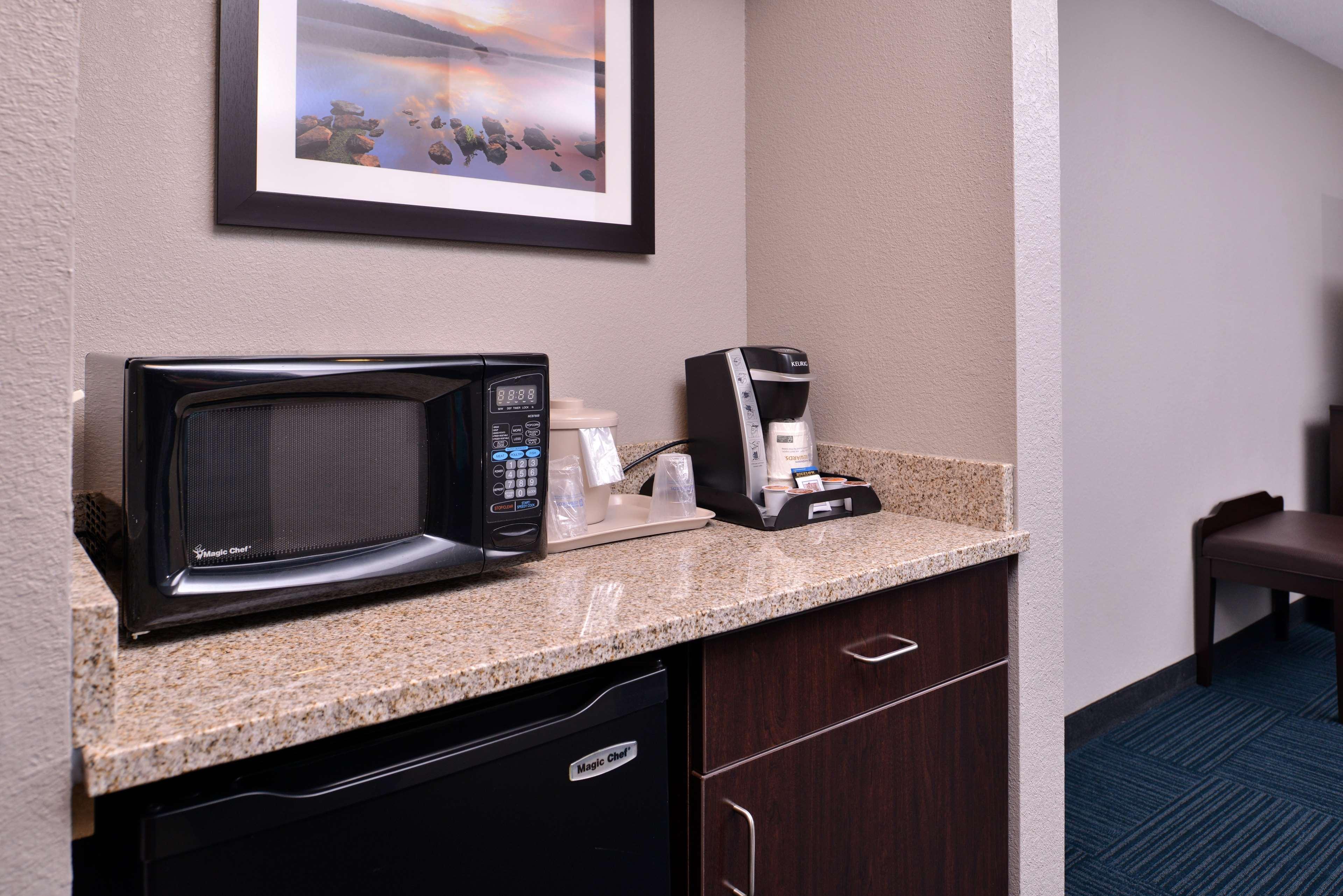 Best Western Hartford Hotel And Suites Екстер'єр фото
