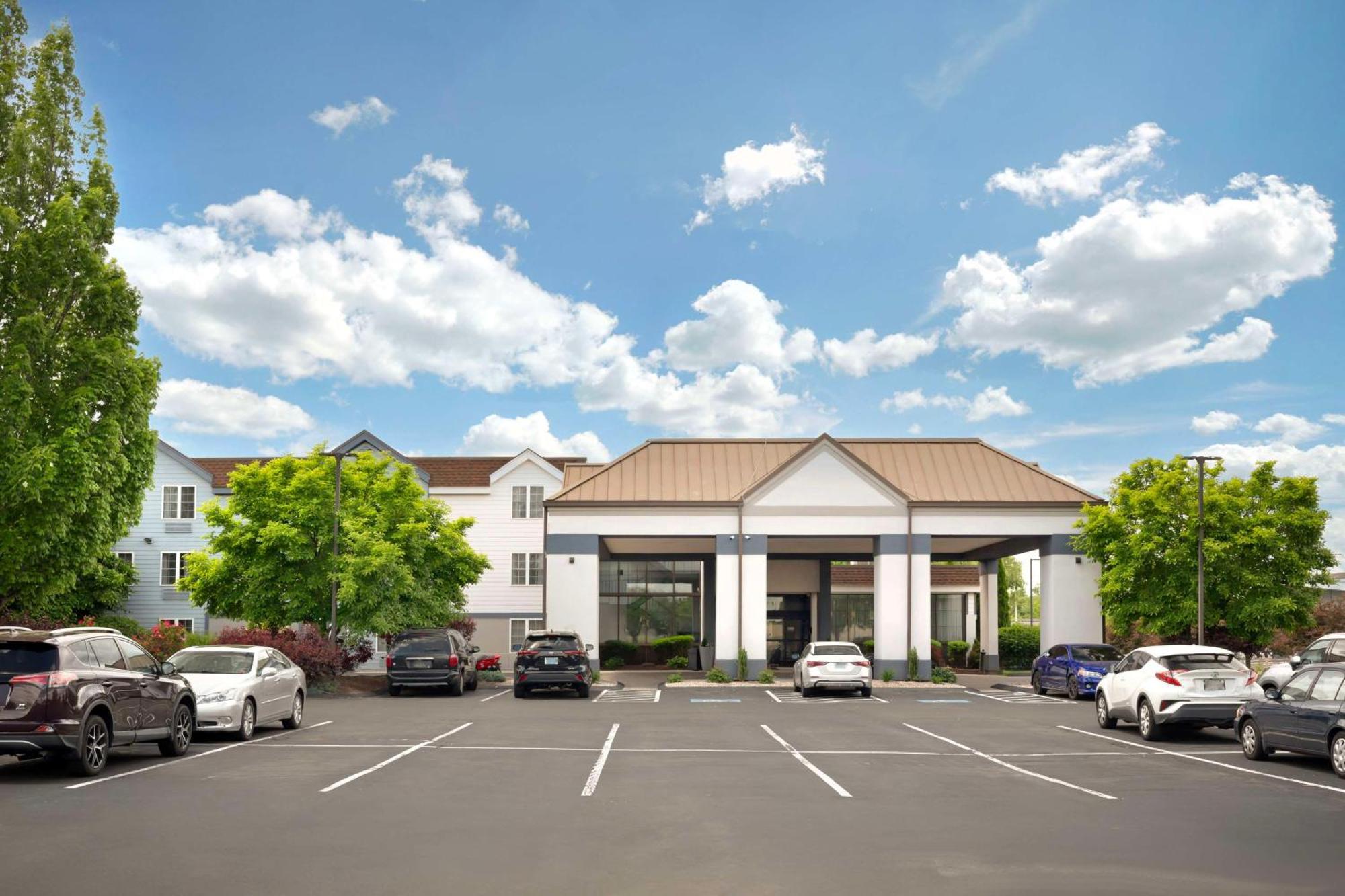 Best Western Hartford Hotel And Suites Екстер'єр фото