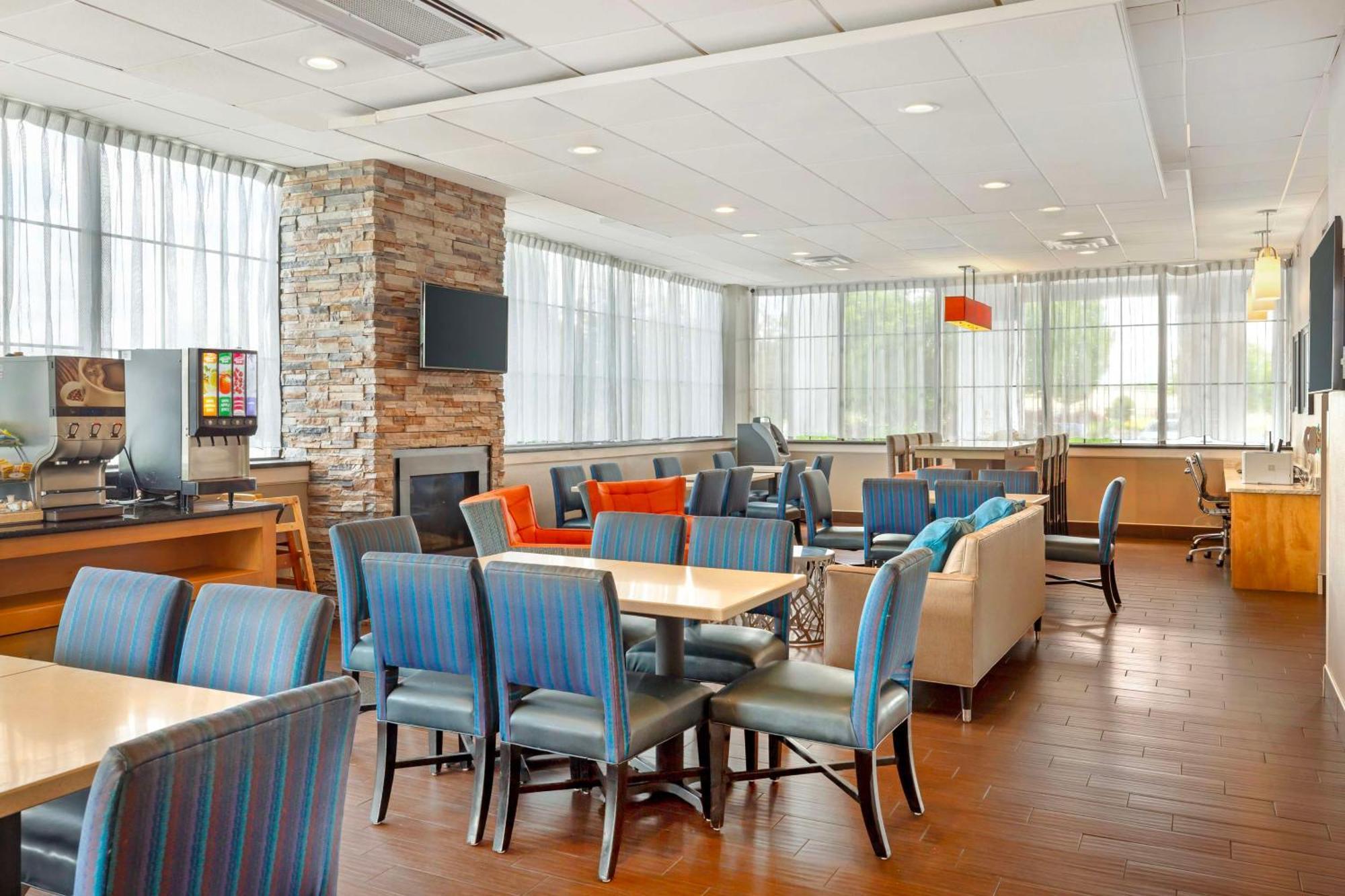 Best Western Hartford Hotel And Suites Екстер'єр фото